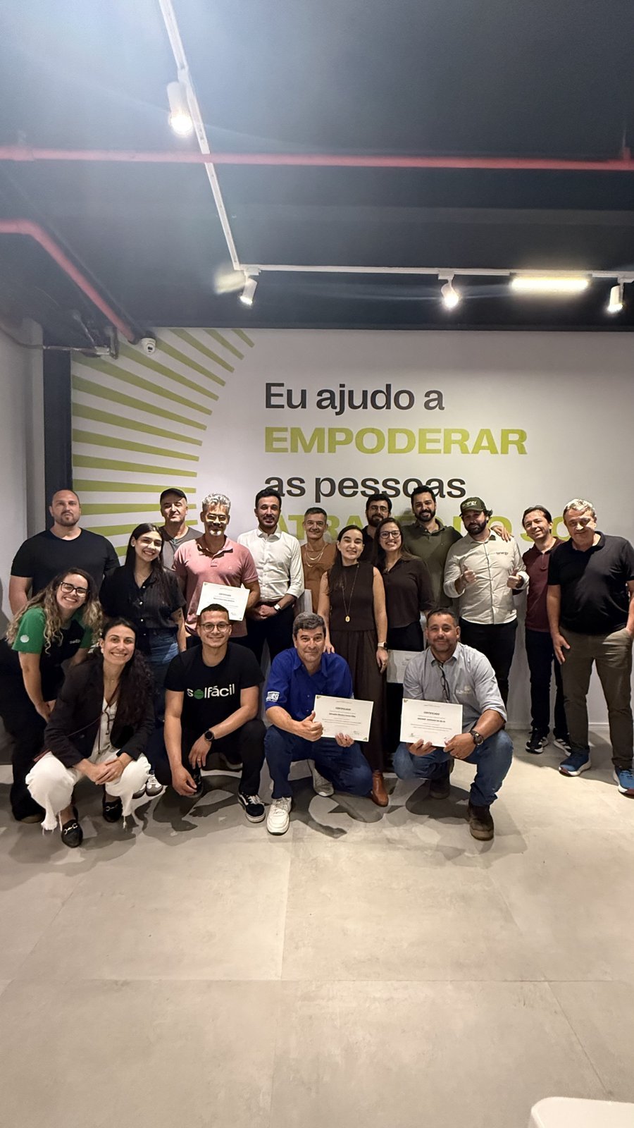 Turma do primeiro treinamento Armazenamento de 0 a 100 posando com certificados